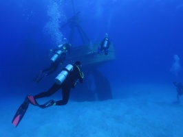 003 Divers on the USS Kittiwake IMG 5496